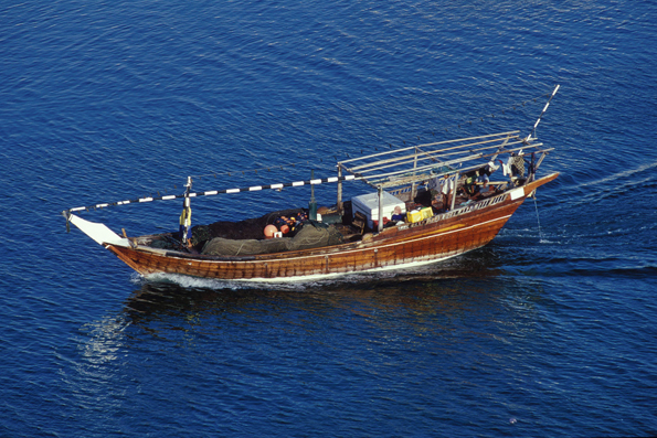 Verschiedene omanische Bootstypen gibt es im Museum der Festung Sohar zu sehen, etwa eine beliebte Form der traditionellen Holzschiffe mit flach zulaufender Spitze namens "Dhau". (Foto: djd)
