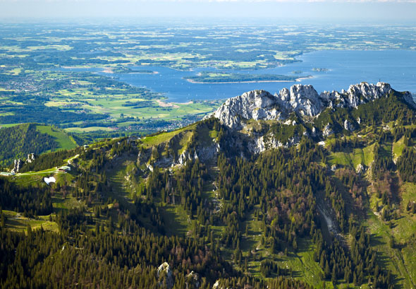30 Seen und 50 Gipfel - die Region Chiemsee-Alpenland fasziniert durch weite Ausblicke und Erholung am Wasser. (Foto: djd)